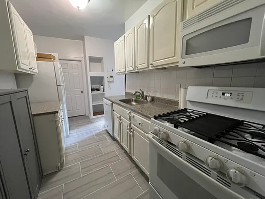 Rented by City Connections Realty | media 18