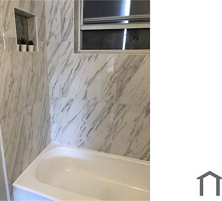 2nd image of 404 NE 4th St #2