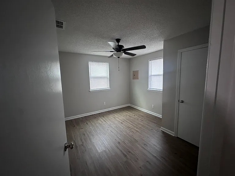707 Dent St — Photo 5