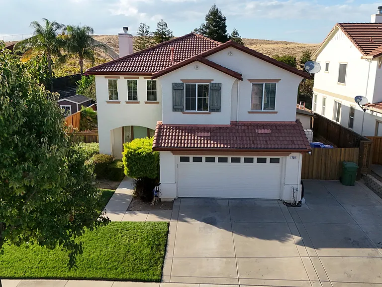 729 Copperfield Ct — Photo 1