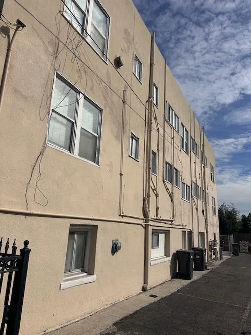 8th Ave — Photo 3
