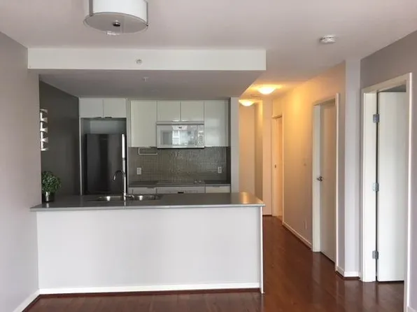 233 Robson St #2101, Vancouver, BC V6B 0E8