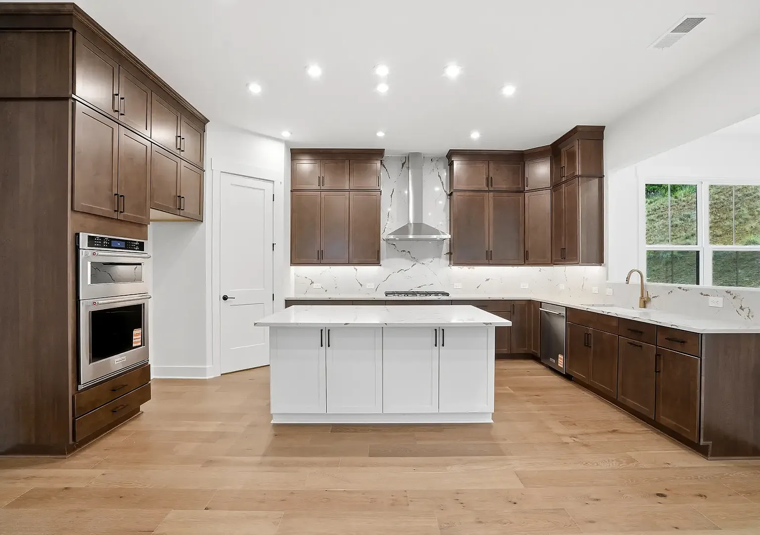 5 bed, 3710 sqft, $5,250 — Photo 2