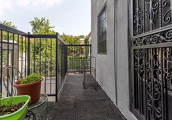 4th image of 106 Pioneer St