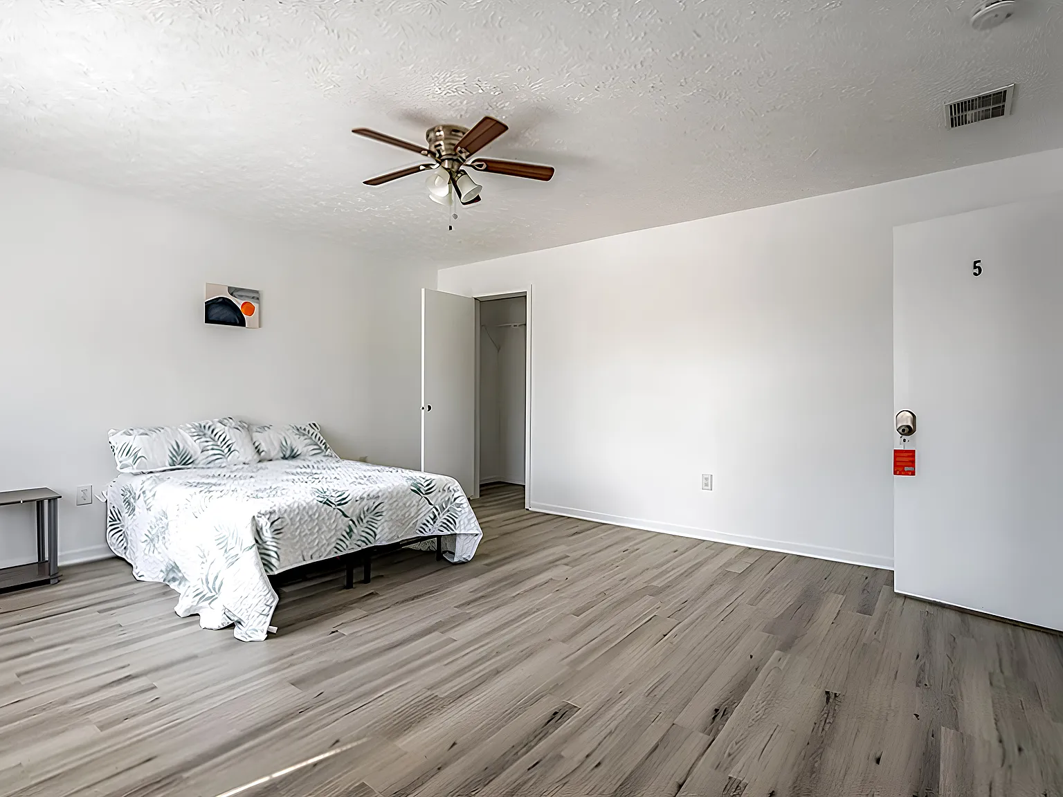 4 bed, 2.0 bath, 4084 sqft, $745 — Photo 1