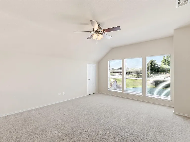 What an amaziing family room as you go up. So large, and with 3 amazing windows