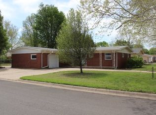718 N Edgewood Dr, Mulvane, KS 67110