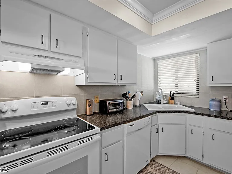 1203 SW 48th Ter #201 — Photo 8