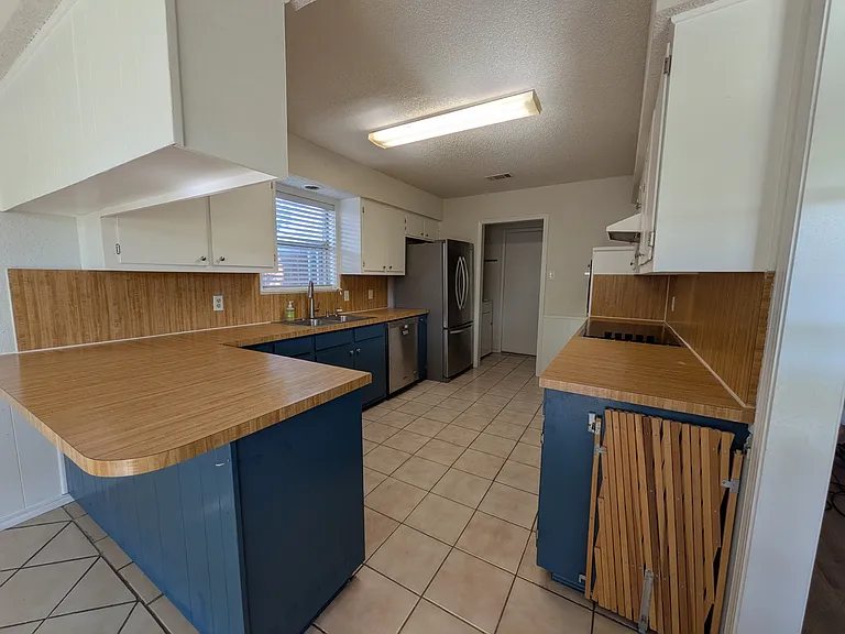 2305 Stockbridge Ct — Photo 3