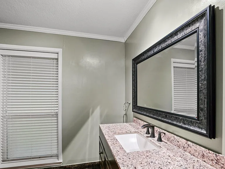 1905 Zapp Ln — Photo 10