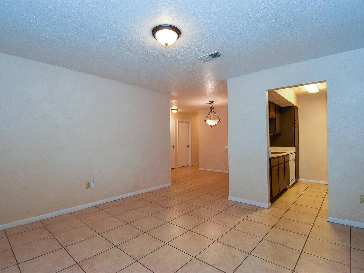 3 bed, 1112 sqft, $1,250 — Photo 4