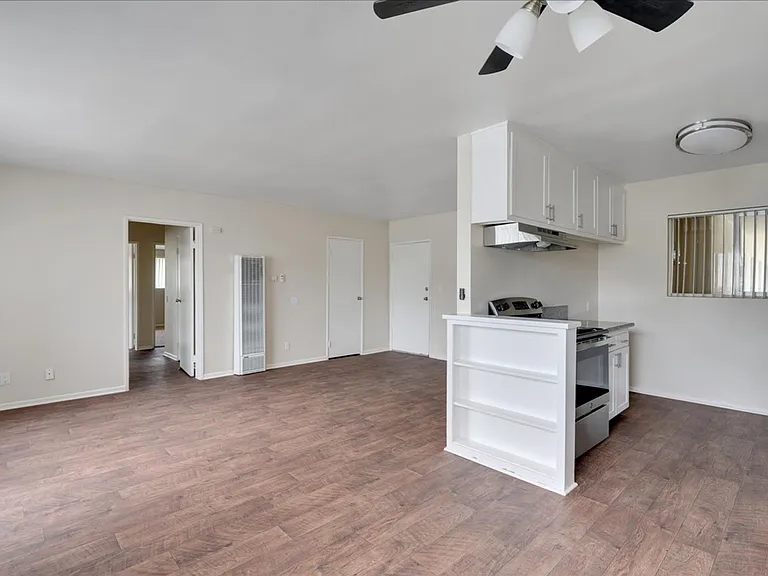 Melrose Place Apartments — Photo 102