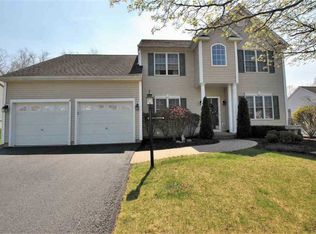 68 Shinnecock Hills Dr, Albany, NY 12205