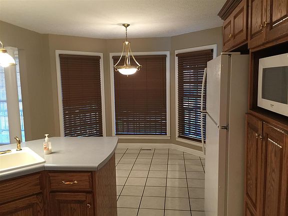 4th image of 390 Henderson Ln