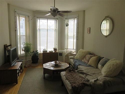 5th image of 2516 N Artesian Ave APT 1F