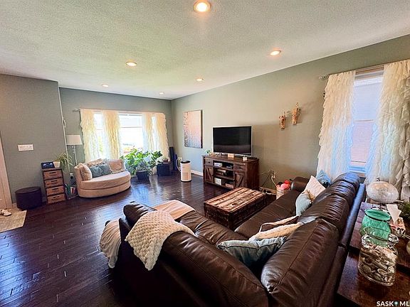 4th image of 691 Barber CRESCENT