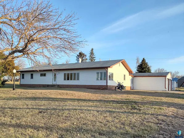 145 Harris St E, Wessington, SD 57381