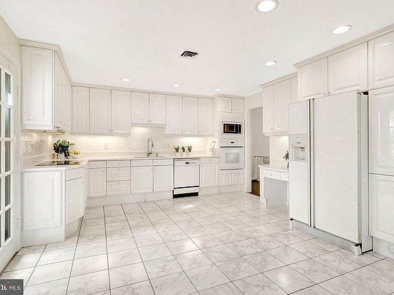 4th image of 1402 Gower Ct