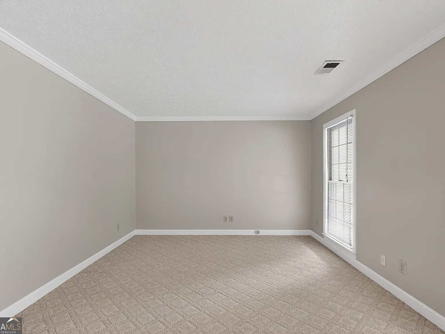 3 bed, 2.0 bath, 2012 sqft, $2,240 — Photo 3