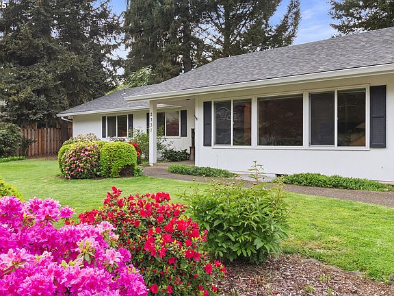 3rd image of 2331 SE Singing Woods Dr