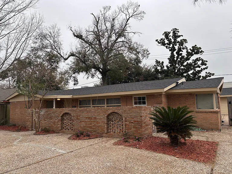 Front view of the house.