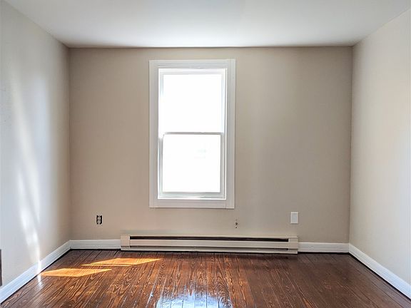 3rd image of 826 Anna Ave