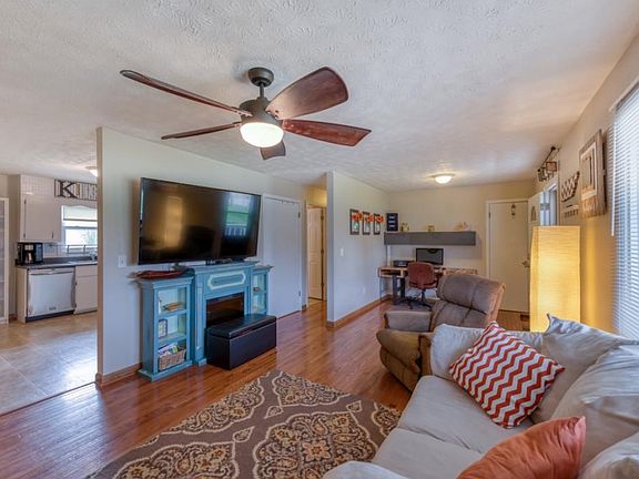 3rd image of 105 Hedge Dr
