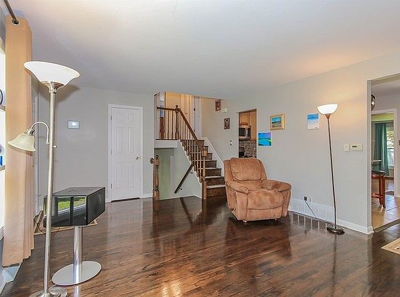 4th image of 1514 E Reynolds Dr