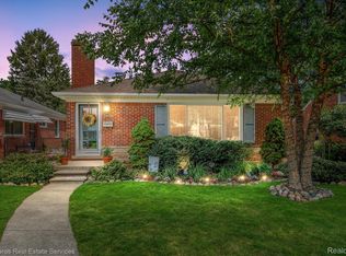 2010 Stanhope St, Grosse Pointe Woods, MI 48236