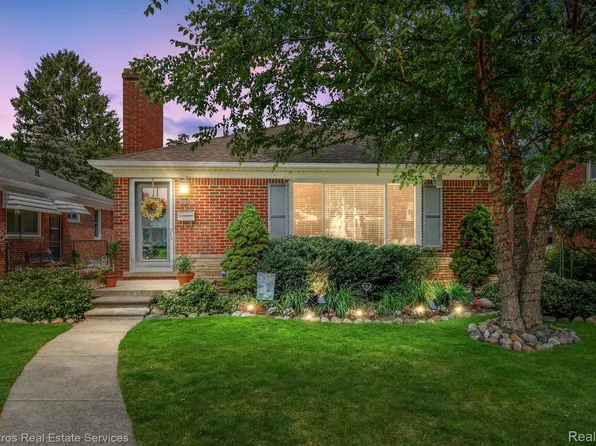 2010 Stanhope St, Grosse Pointe Woods, MI 48236