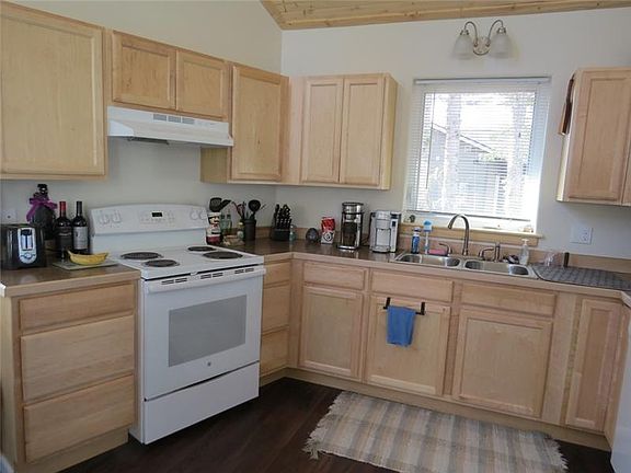 4th image of 977 Latham Ave