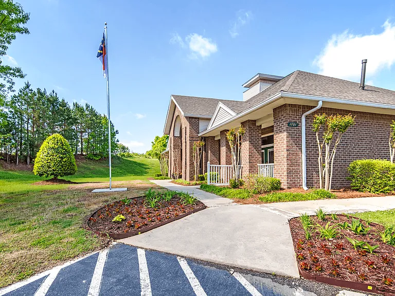 Oak Crest Apartments — Photo 14