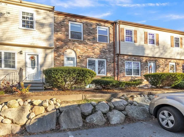 205 Village Dr #205, Buzzards Bay, MA 02532