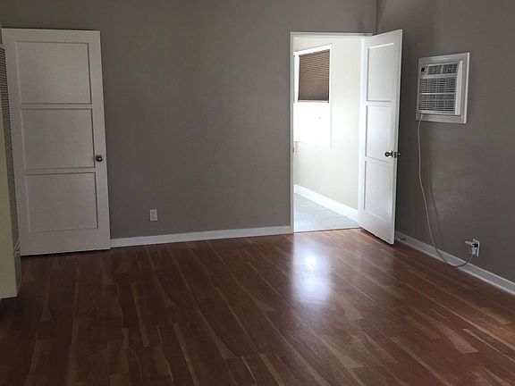 2nd image of 10903 Moorpark St
