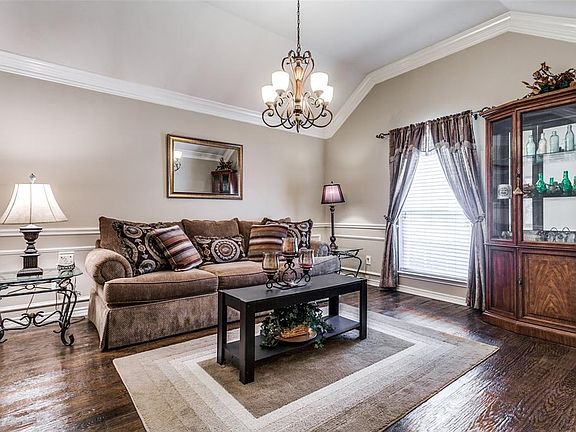 4th image of 8004 Twin Oaks Dr