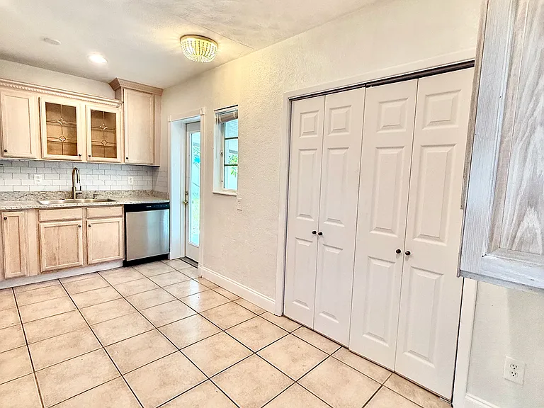 3920 W Bay Court Ave — Photo 8