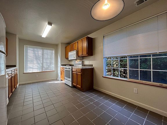 2nd image of 2140 Tydd St #C