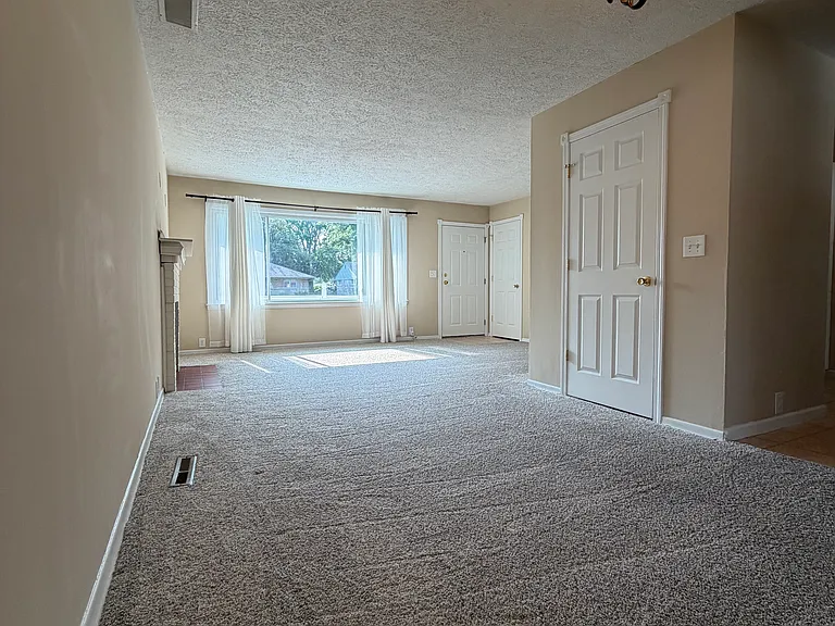 405 Jefferson Blvd — Photo 11
