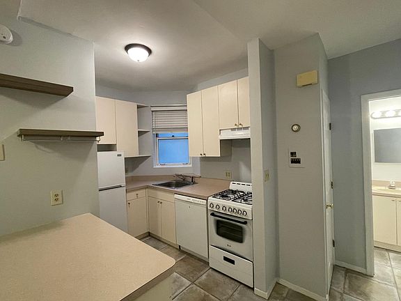 3rd image of 450 E Park Ave APT 1