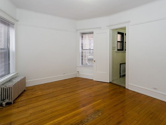 3rd image of 5700 S Blackstone Ave #5702-1