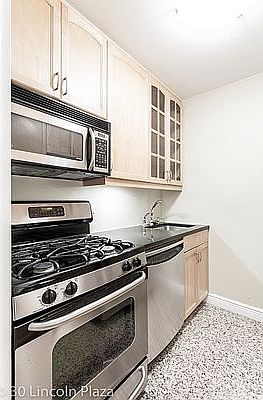 5th image of 30 W 63rd St APT 17A