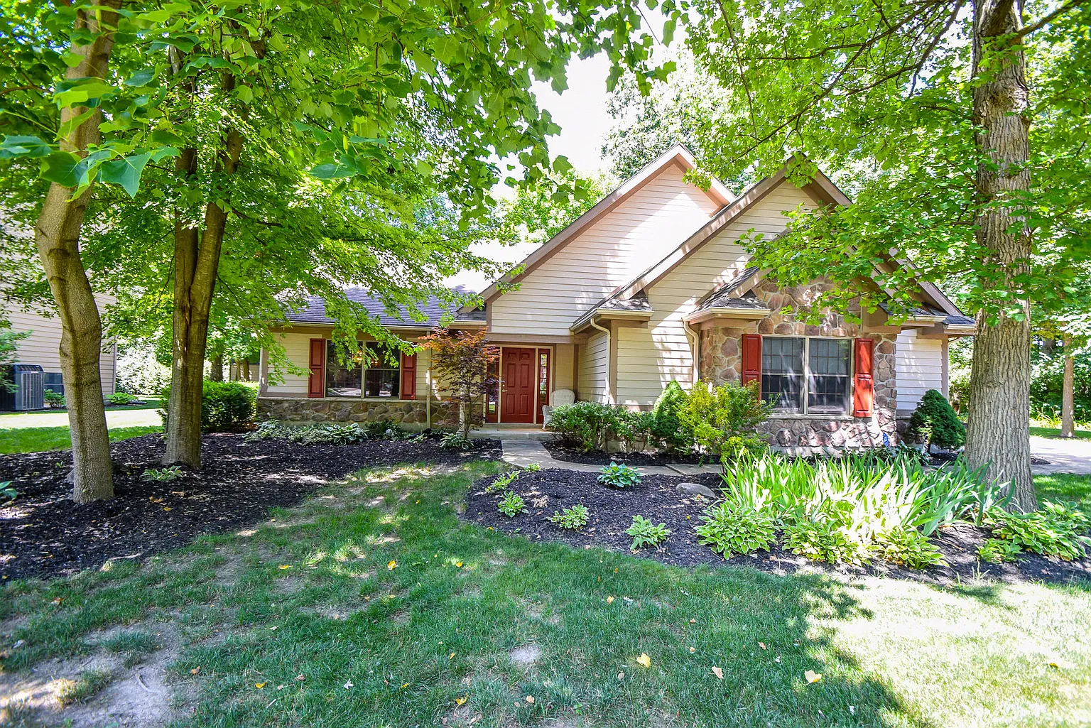 822 Brookwood Dr photo 1