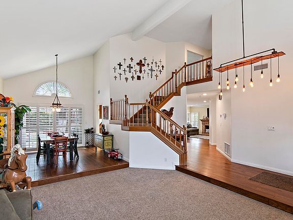 1031 Yukonite Pl-005-20-Living Room-MLS_