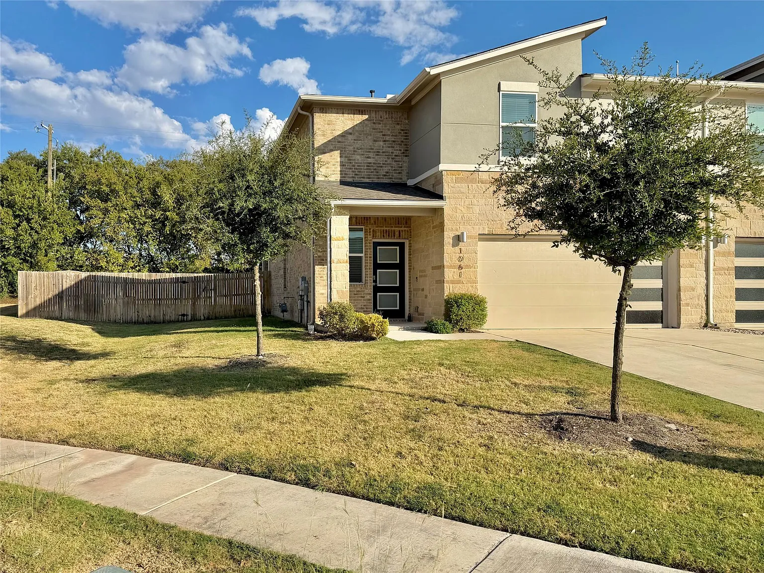 3 bed, 2.5 bath, 1979 sqft, $2,295 — Photo 2