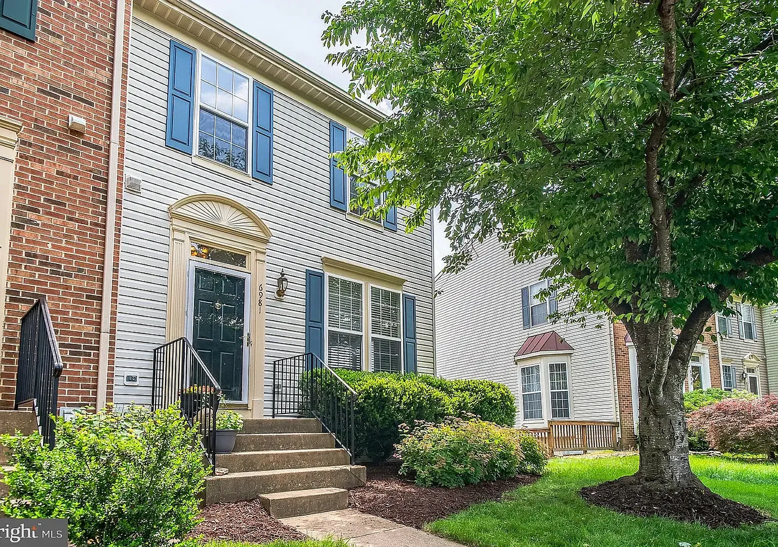 Beautiful & Comfortable 3 Bed 4 Bath End Unit — Photo 1