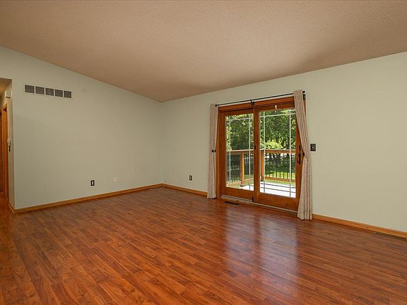 4th image of 906 High Meadow Ln SW