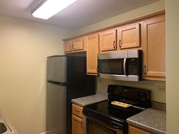 2nd image of 5600 N Astor Ln #116