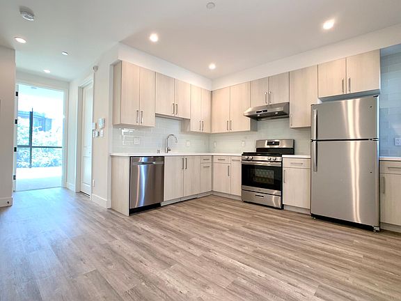 4th image of 1028 Pacific Ave