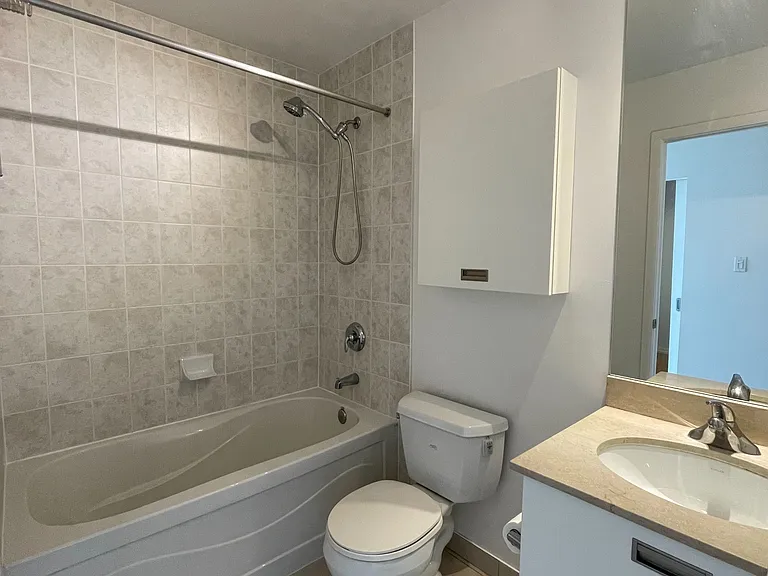 37 Grosvenor St #3105 — Photo 9