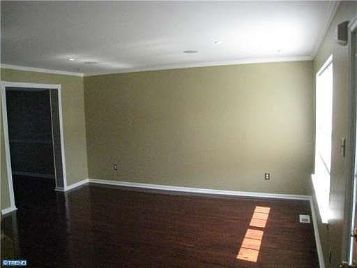 3rd image of 1002 Woodview Ct #2